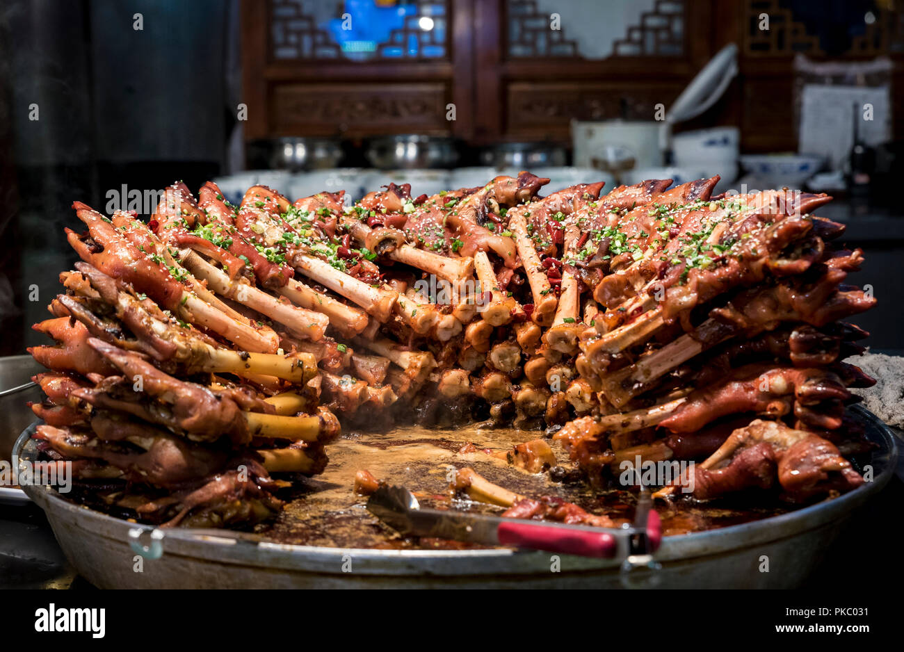 La cuisine chinoise traditionnelle dans le célèbre marché alimentaire dans le quartier musulman, Xian, Province du Shaanxi, Chine Banque D'Images