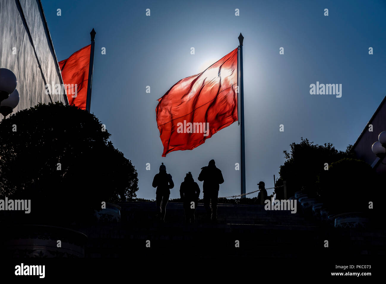 Silhouettes de personnes et d'un drapeau sur la Place Tiananmen, à Beijing, Chine Banque D'Images