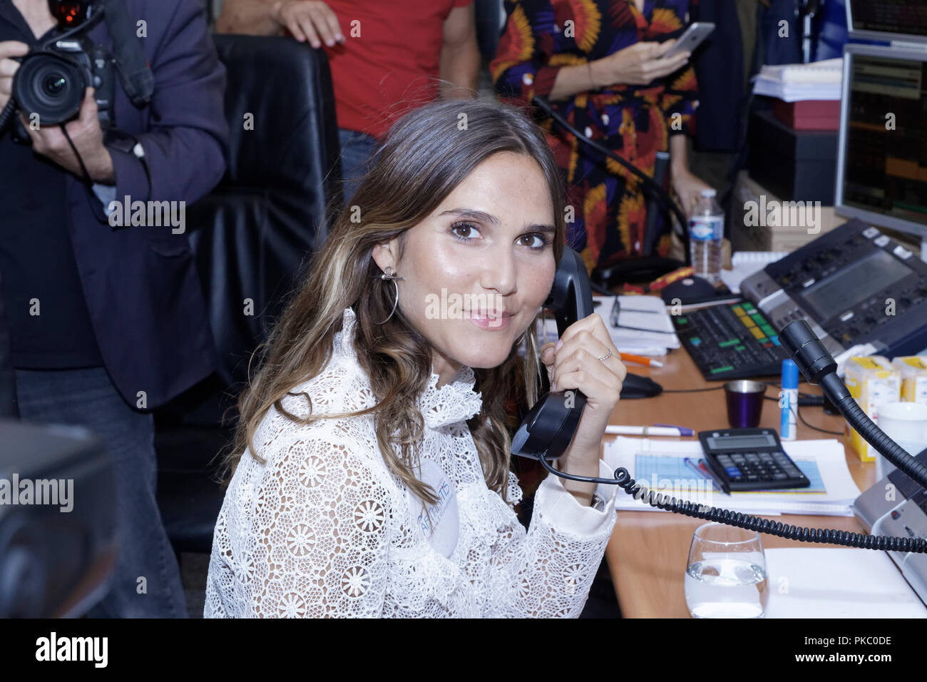 Paris, France. 11 Septembre, 2018. Singer Joyce Jonathan répond à un appel téléphonique tout en participant à la journée caritative annuelle 2018 hébergé par BGC le mardi après-midi le 11 septembre, à Paris, France. Les célébrités se transforment en courtiers pour BGC Partners et ses filiales au profit de 7 associations à la mémoire des victimes du 11 septembre. Credit : Bernard Menigault/Alamy Live News Banque D'Images