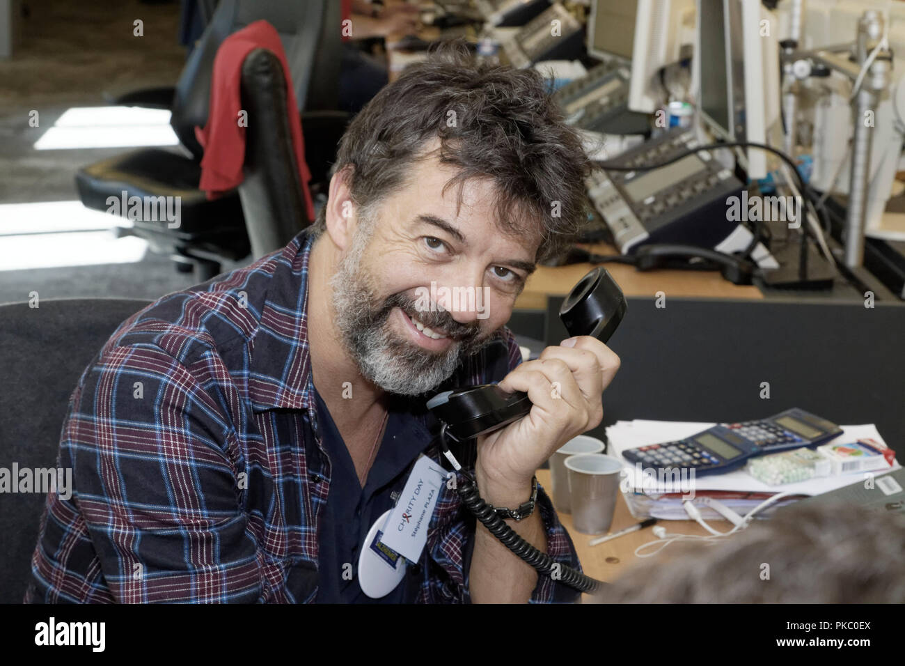 Paris, France. 11 Septembre, 2018. Stéphane Plaza répond à un appel téléphonique tout en participant à la journée caritative annuelle 2018 hébergé par BGC le mardi après-midi le 11 septembre, à Paris, France. Les célébrités se transforment en courtiers pour BGC Partners et ses filiales au profit de 7 associations à la mémoire des victimes du 11 septembre. Credit : Bernard Menigault/Alamy Live News Banque D'Images