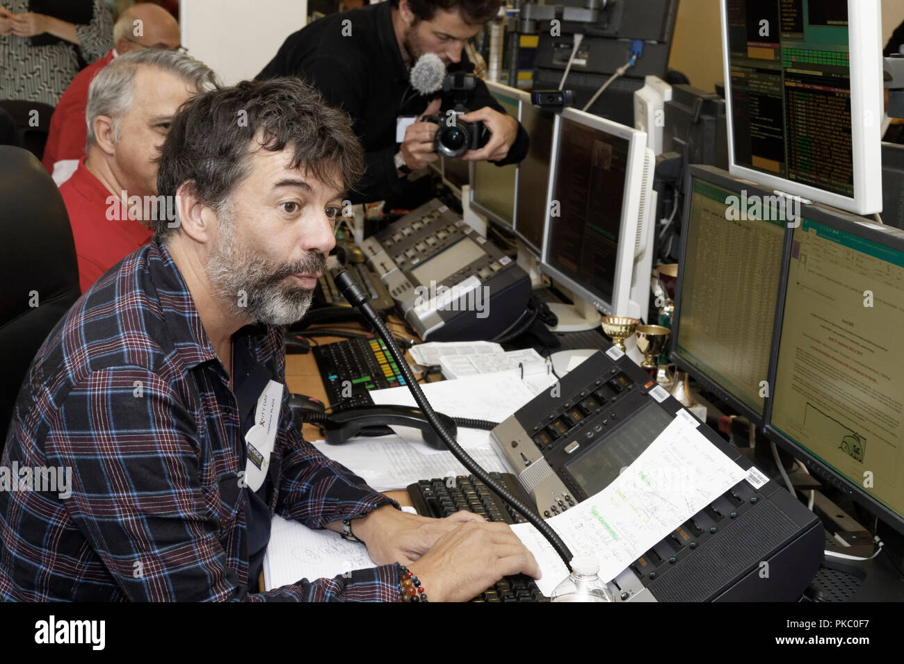 Paris, France. 11 Septembre, 2018. Stéphane Plaza répond à un appel téléphonique tout en participant à la journée caritative annuelle 2018 hébergé par BGC le mardi après-midi le 11 septembre, à Paris, France. Les célébrités se transforment en courtiers pour BGC Partners et ses filiales au profit de 7 associations à la mémoire des victimes du 11 septembre. Credit : Bernard Menigault/Alamy Live News Banque D'Images