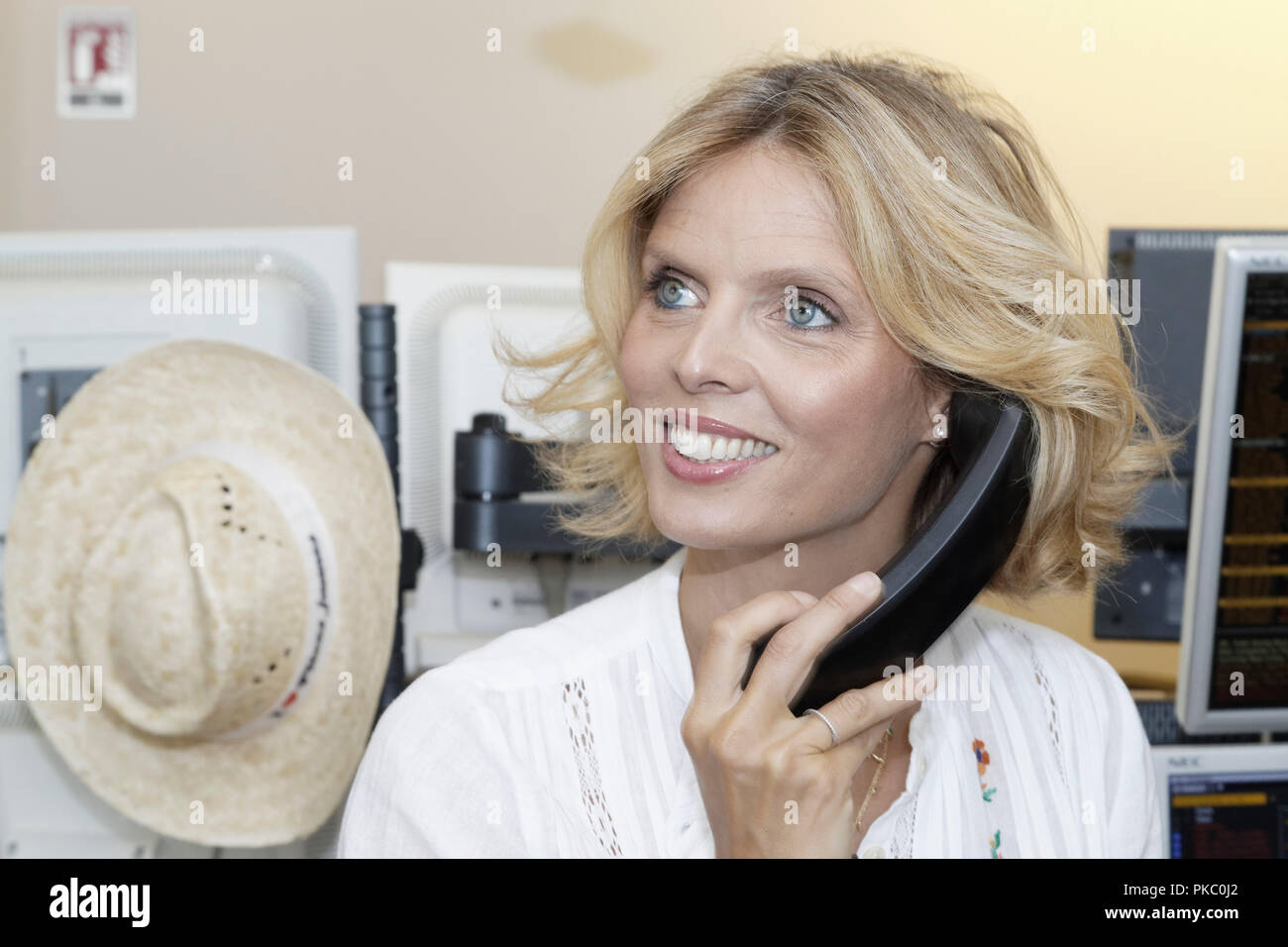 Paris, France. 11 Septembre, 2018. Sylvie Tellier (Miss France 2002) répond à un appel téléphonique tout en participant à la journée caritative annuelle 2018 hébergé par BGC le mardi après-midi le 11 septembre, à Paris, France. Les célébrités se transforment en courtiers pour BGC Partners et ses filiales au profit de 7 associations à la mémoire des victimes du 11 septembre. Credit : Bernard Menigault/Alamy Live News Banque D'Images