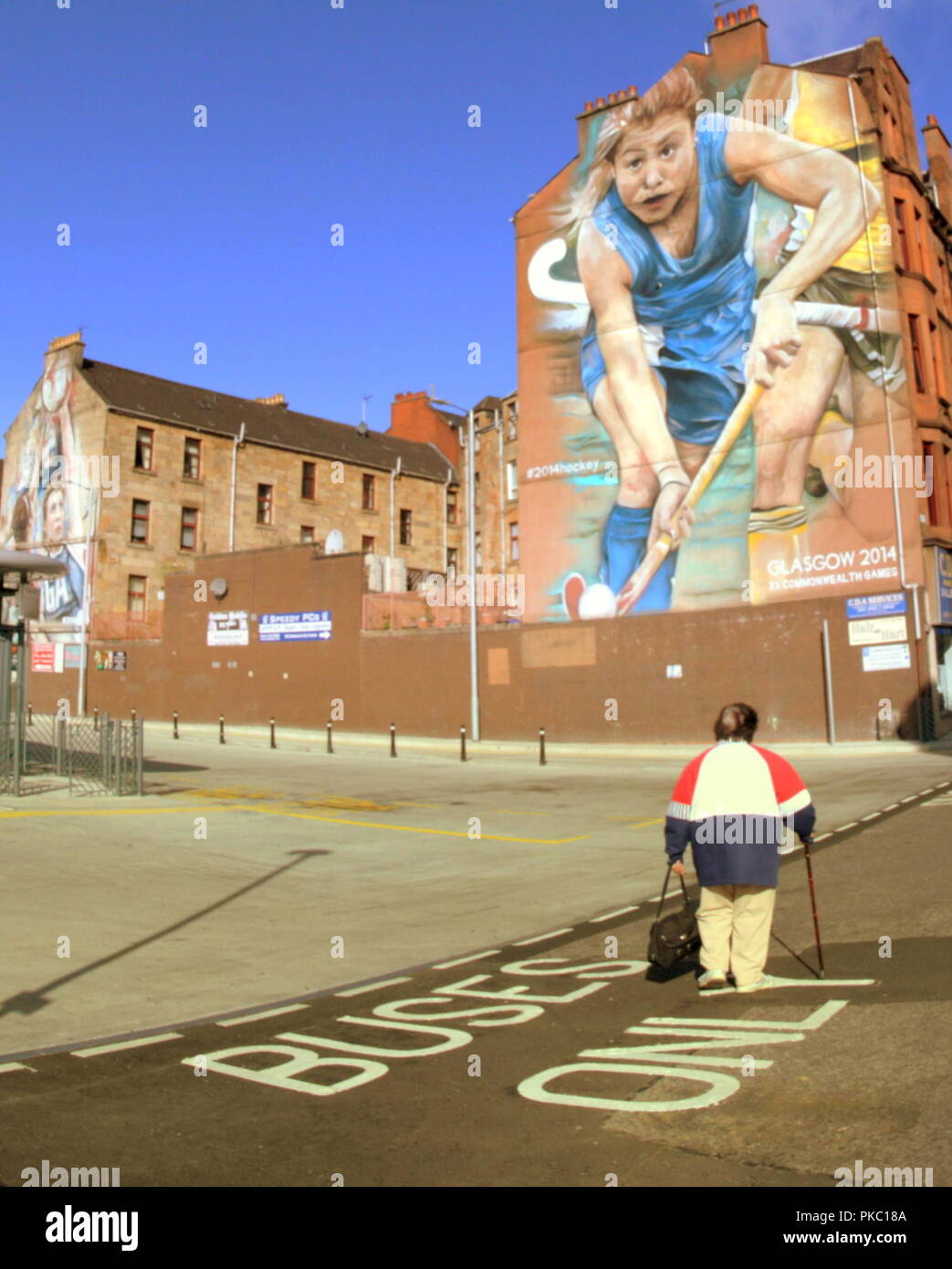 Glasgow, Écosse, Royaume-Uni, le 12 septembre, 2018. Météo France : beau temps sur le nouveau Partick station de bus aujourd'hui que les habitants s'asseoir au soleil avant de stormy weather forecast pour plus tard dans le mois. Credit : Gérard ferry/Alamy Live News Banque D'Images