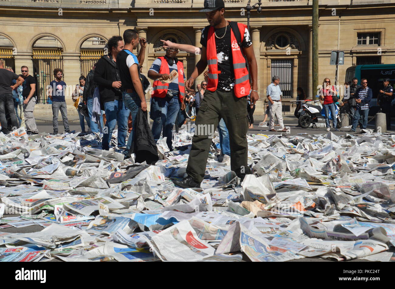 Paris, France. 12Th Sep 2018. Protestation contre la loi ' Loi Bichet 'et le rapport Schwartz ' '. Présence du Syndicat Général du Livre (Syndicat du livre). Conseil de l'État face au musée du Louvre, Place du Palais-Royal. Paris, France. ALPHACIT NEWIM / Alamy Live News Banque D'Images