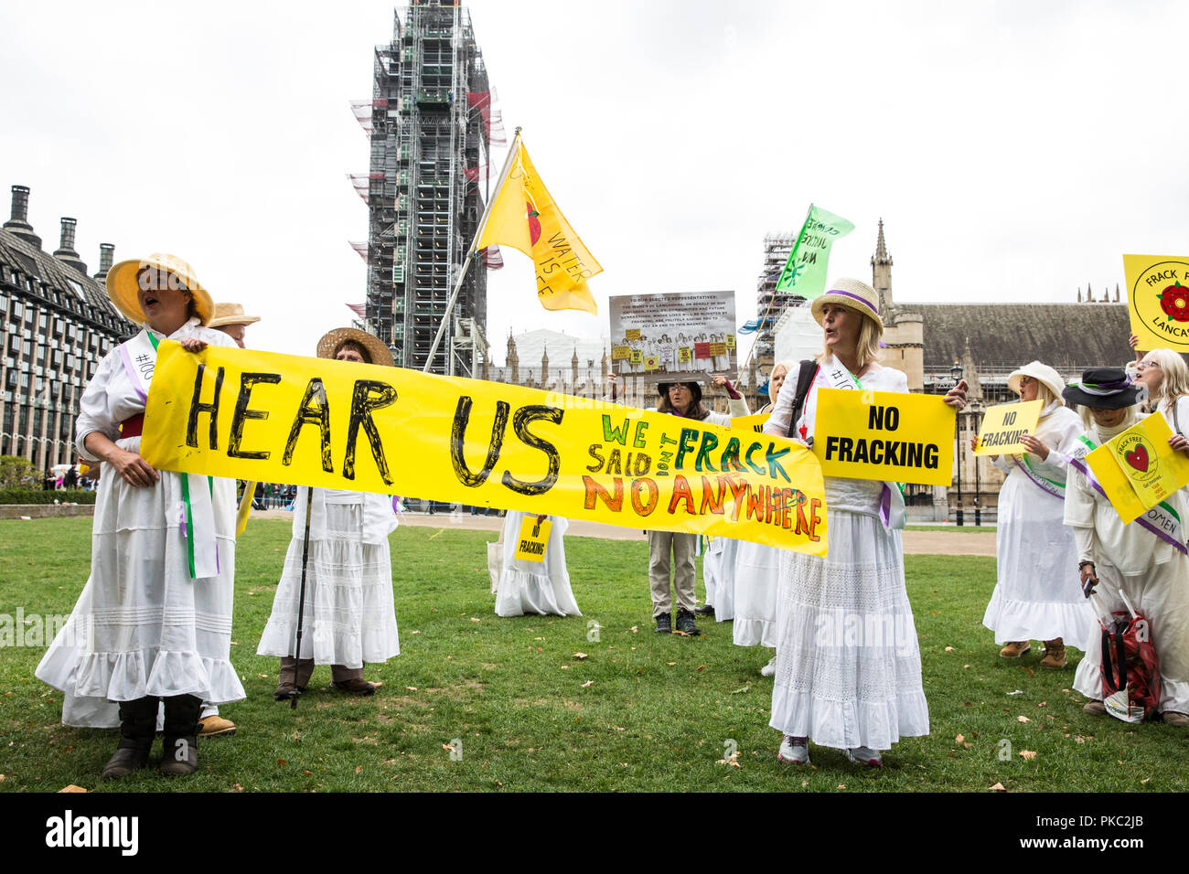 Londres, Royaume-Uni. 12 Septembre, 2018. Les femmes de l'ensemble du Royaume-Uni et leurs partisans tenir un rassemblement au Parlement des femmes 100 d'honneur pour les suffragettes et attirer l'attention sur le manque de démocratie en annulant les votes contre la fracturation hydraulique. La manifestation a été organisée pour coïncider avec un débat sur la fracturation hydraulique à Westminster Hall. Credit : Mark Kerrison/Alamy Live News Banque D'Images