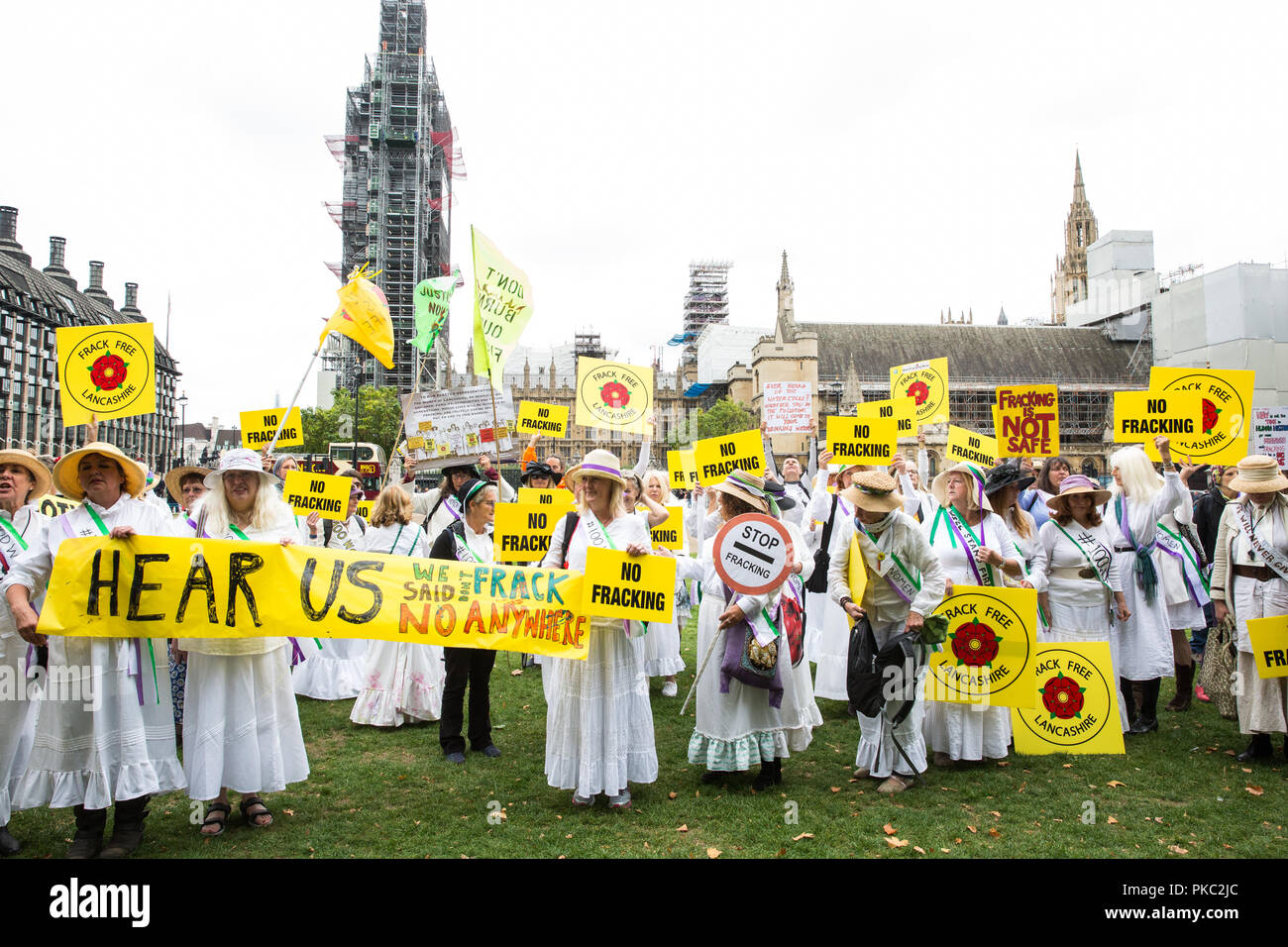 Londres, Royaume-Uni. 12 Septembre, 2018. Les femmes de l'ensemble du Royaume-Uni et leurs partisans tenir un rassemblement au Parlement des femmes 100 d'honneur pour les suffragettes et attirer l'attention sur le manque de démocratie en annulant les votes contre la fracturation hydraulique. La manifestation a été organisée pour coïncider avec un débat sur la fracturation hydraulique à Westminster Hall. Credit : Mark Kerrison/Alamy Live News Banque D'Images