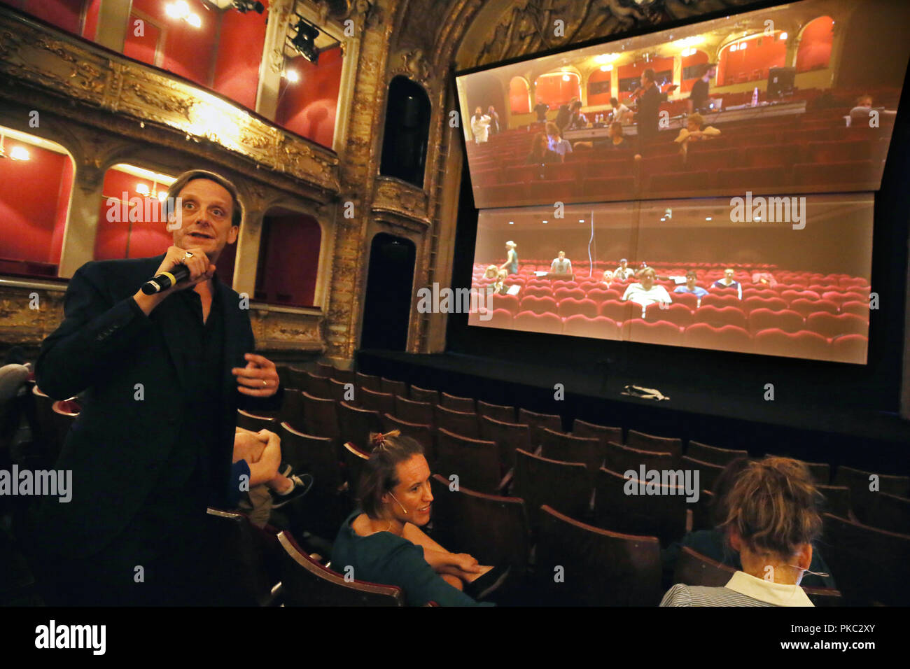 12 septembre 2018, Hambourg, Dortmund : Kay Voges, directeur et directeur artistique, prend la parole lors d'une répétition à la grande chambre du Berliner Ensemble. Le théâtre est en train de répéter pour la première mondiale de la pièce 'Die Parallelwelt Simultanaufführung - Eine zwischen dem Berliner Ensemble und den Schauspiel Dortmund'. Les deux ensembles jouer dans deux mondes stade identique. Relié par un câble à fibres optiques, les performances d'interagir les uns avec les autres. De cette façon, directeur artistique Kay Voges veut explorer les possibilités artistiques et les récits que la numérisation s'ouvre à l'e Banque D'Images