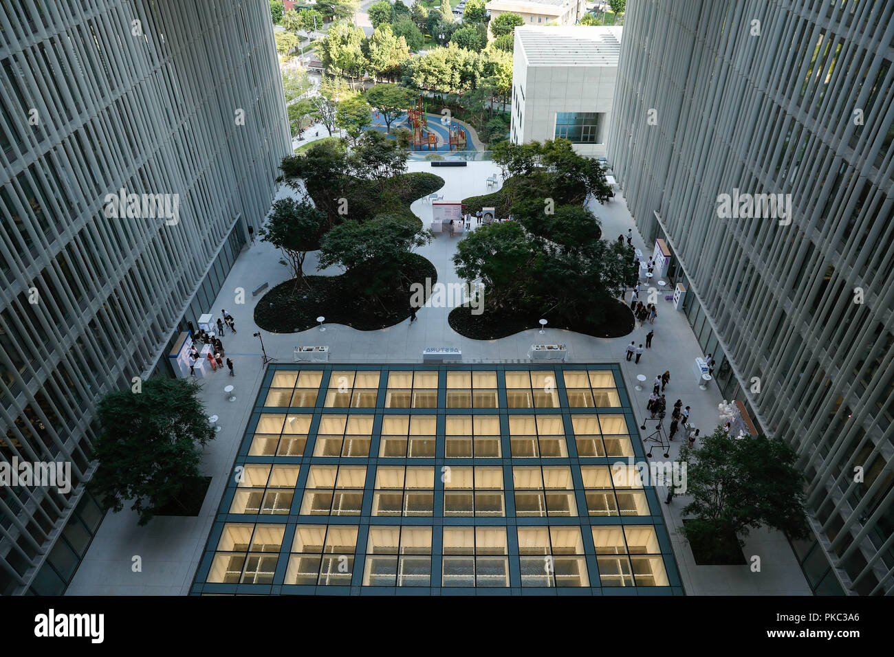 Séoul, Corée du Sud. Sep 12, 2018. Photo prise le 12 septembre 2018 montre la vue intérieure de Amorepacific siège à Séoul, Corée du Sud. Situé à Séoul, de Yongsan le bâtiment du siège de Amorepacific, l'un des leader de la Corée du Sud, le groupe de cosmétiques a été conçu par le célèbre architecte britannique David Chipperfield basée sur le concept de porcelaine blanche qui symbolise la beauté de la Corée. Credit : Wang Jingqiang/Xinhua/Alamy Live News Banque D'Images