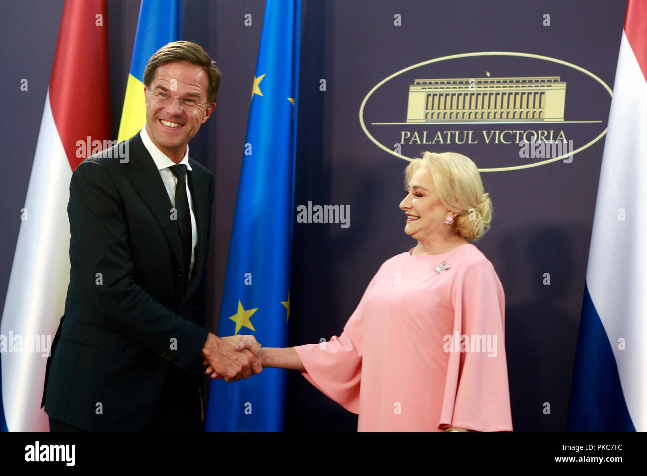 Bucarest, Roumanie. Sep 12, 2018. La visite du Premier ministre néerlandais Mark Rutte (L), serre la main du Premier Ministre Roumain Dancila Viorica au Victoria Palace à Bucarest, Roumanie, le 12 septembre 2018. Mark Rutte, le mercredi a exprimé sa désapprobation de l'adhésion de la Roumanie à l'espace Schengen, comme une réponse à la demande d'aide sur la question. Credit : Cristian Cristel/Xinhua/Alamy Live News Banque D'Images