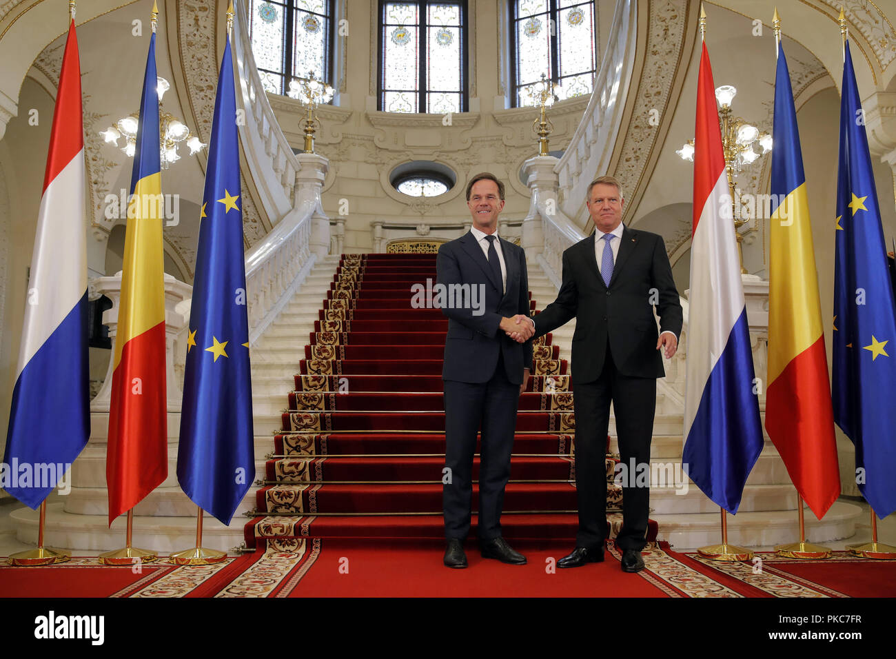 Bucarest, Roumanie. Sep 12, 2018. La visite du Premier ministre néerlandais Mark Rutte (L) est accueilli par le Président Klaus Iohannis au Palais de Cotroceni à Bucarest, Roumanie, le 12 septembre 2018. Mark Rutte, le mercredi a exprimé sa désapprobation de l'adhésion de la Roumanie à l'espace Schengen, comme une réponse à la demande d'aide sur la question. Credit : Cristian Cristel/Xinhua/Alamy Live News Banque D'Images