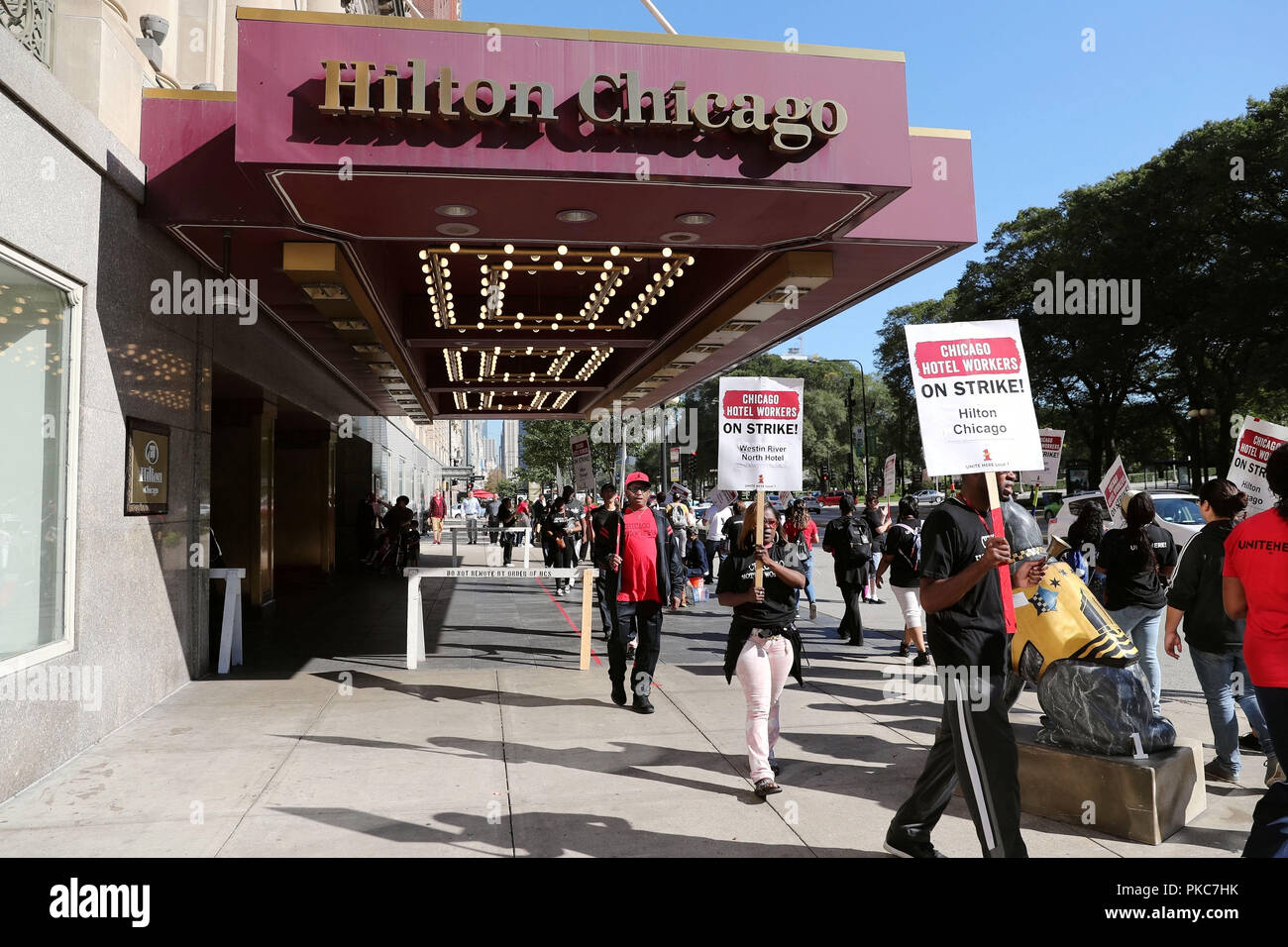 Chicago, USA. Sep 12, 2018. Hilton Chicago de travailleurs participent à une grève pour exiger l'année santé en face de l'hôtel à Chicago, aux États-Unis, le 12 septembre 2018. Des milliers de femmes de ménage de l'hôtel, les serveurs, les cuisiniers et les portiers sortit leur emploi à plus de 20 hôtels du centre ville depuis vendredi dernier après avoir échoué à parvenir à un accord sur un nouveau contrat de travail. Credit : Wang Ping/Xinhua/Alamy Live News Banque D'Images