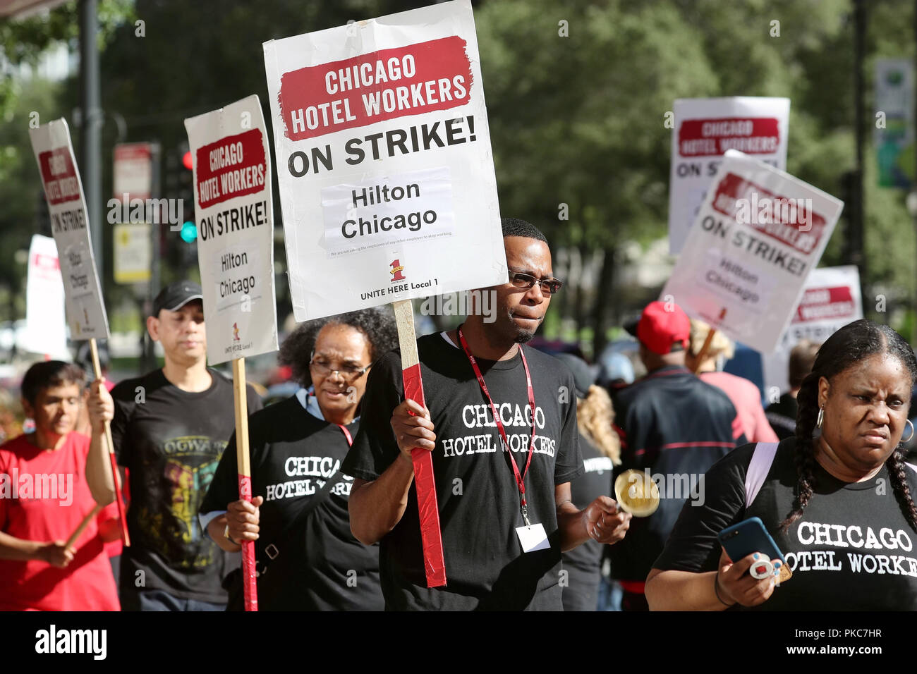 Chicago, USA. Sep 12, 2018. Hilton Chicago de travailleurs participent à une grève pour exiger l'année santé en face de l'hôtel à Chicago, aux États-Unis, le 12 septembre 2018. Des milliers de femmes de ménage de l'hôtel, les serveurs, les cuisiniers et les portiers sortit leur emploi à plus de 20 hôtels du centre ville depuis vendredi dernier après avoir échoué à parvenir à un accord sur un nouveau contrat de travail. Credit : Wang Ping/Xinhua/Alamy Live News Banque D'Images