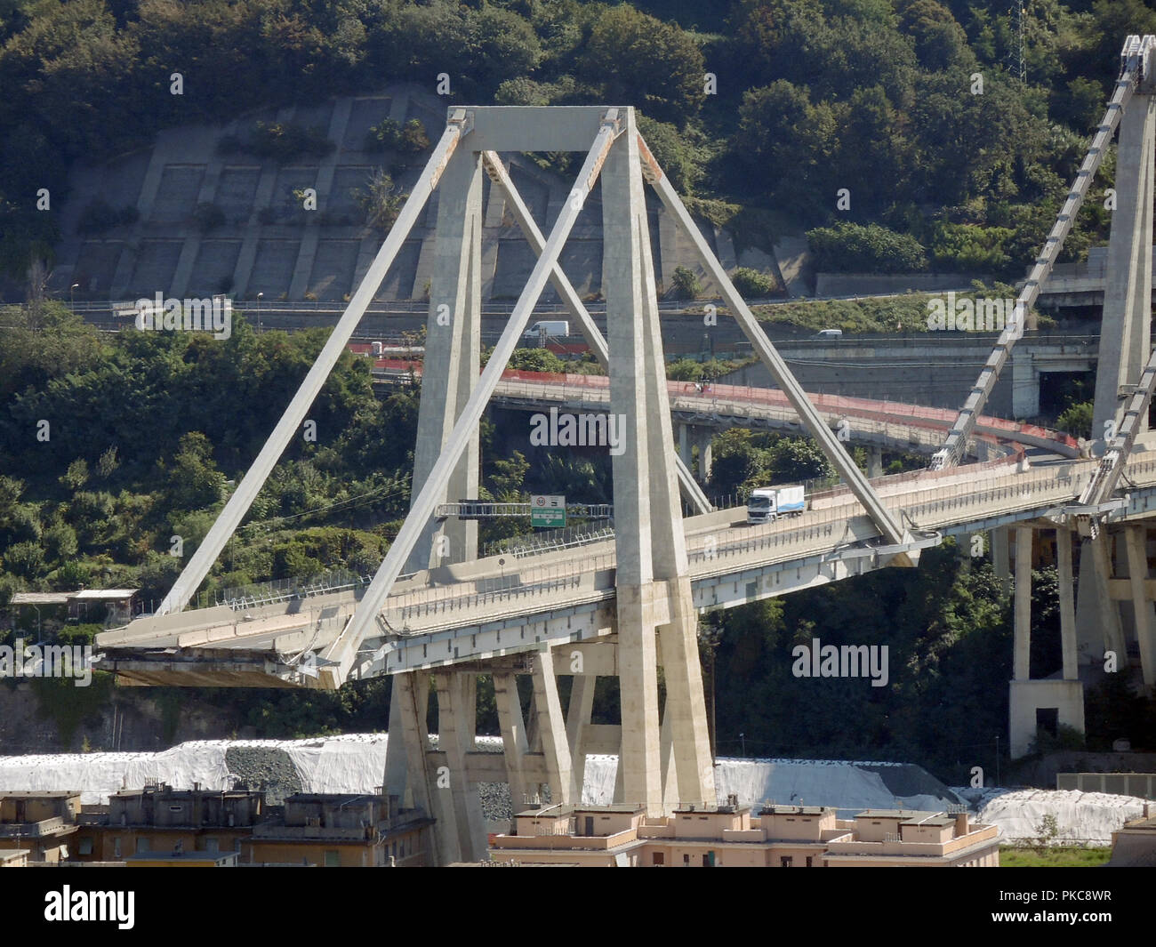 Gênes, Italie. Sep 11, 2018. 11 septembre 2018, Italie, Gênes : vue sur le reste de la pont Morandi, qui s'est effondré le 14 août, à environ 180 mètres. 43 personnes ont été tuées. (Sur "DPA" plaie silencieuse de Gênes du 13.09.2018) Crédit : Lena Klimkeit/dpa/Alamy Live News Banque D'Images