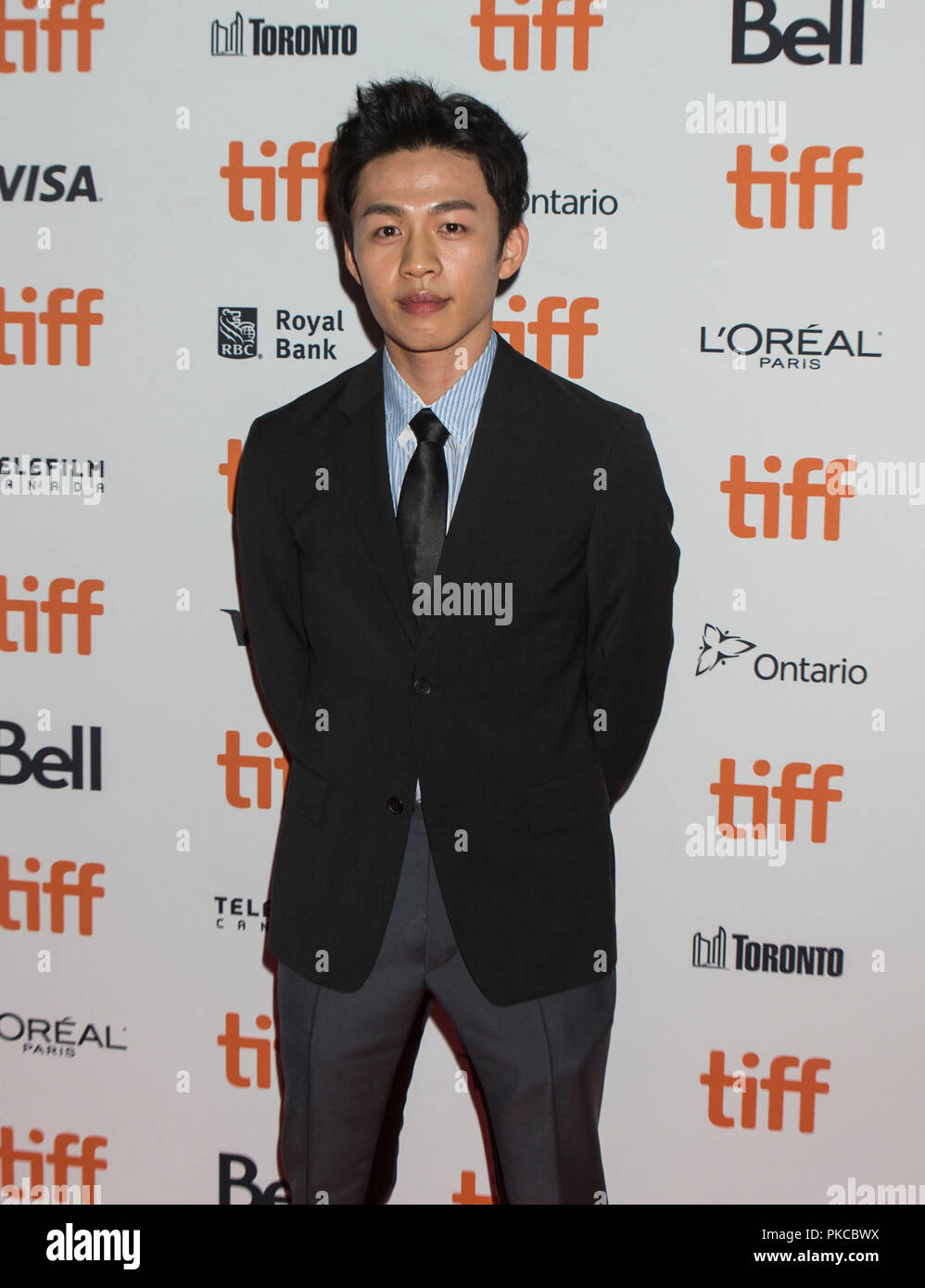 (180913) -- TORONTO, le 13 septembre 2018 (Xinhua) -- l'acteur Li Hongqi pose pour photos avant la première mondiale du film 'Bébé' à Ryerson Theatre au cours de la 2018 Toronto International Film Festival de Toronto, Canada, le 12 septembre 2018. (Xinhua/Zou Zheng) (DTF) Banque D'Images