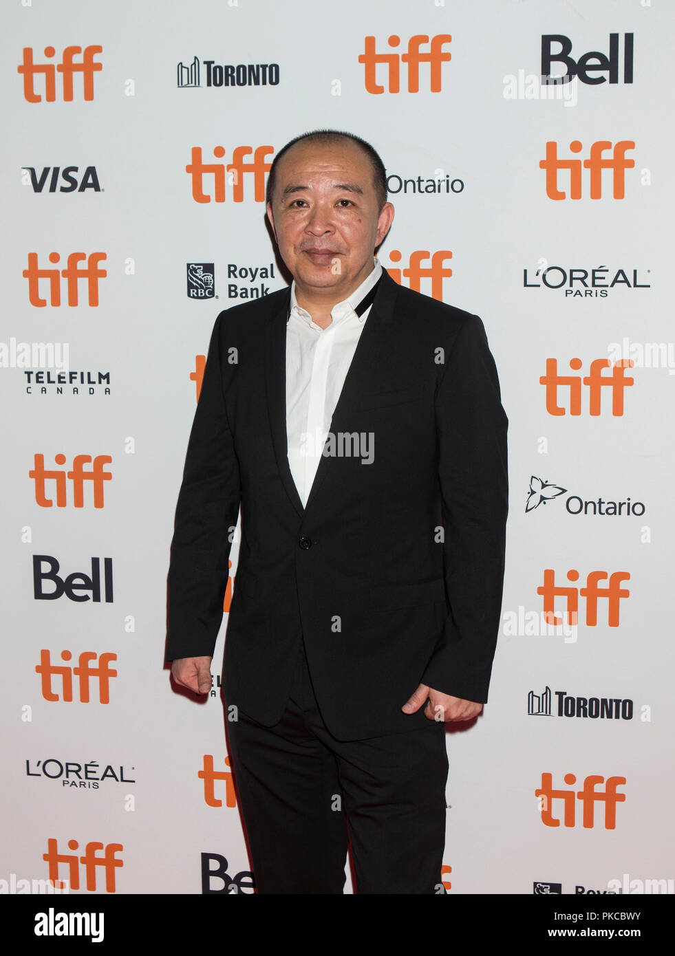 (180913) -- TORONTO, le 13 septembre 2018 (Xinhua) -- Directeur général Liu Jie pose pour photos avant la première mondiale du film 'Bébé' à Ryerson Theatre au cours de la 2018 Toronto International Film Festival de Toronto, Canada, le 12 septembre 2018. (Xinhua/Zou Zheng) (DTF) Banque D'Images