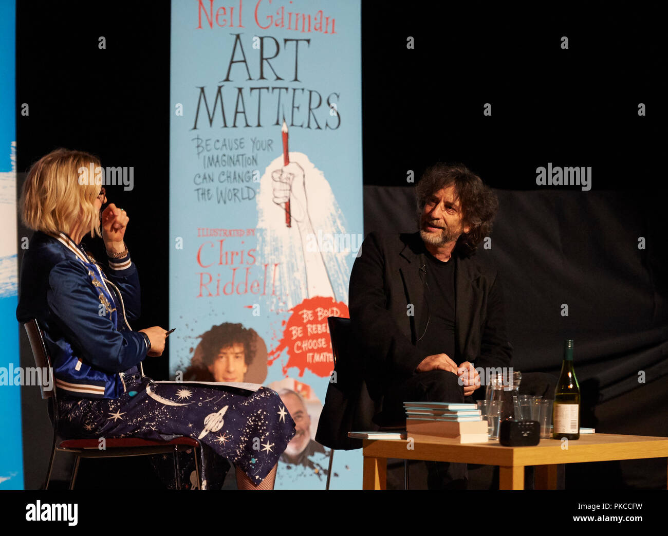 Londres, Royaume-Uni. 12Th Sep 2018. Neil Gaiman et Chris Riddle au nouveau EartHackney, Art Matters Live organisé avec brio par Lauren Laverne, 12 septembre 2018. Londres. Crédit : Thomas Bowles/Alamy Live News Banque D'Images