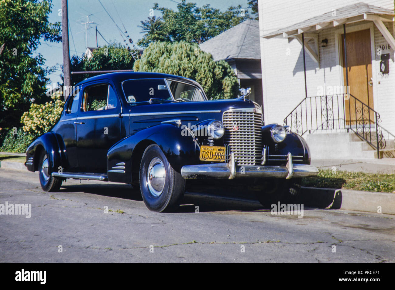 Chrome et noir 2 portes berline Cadillac vieille voiture américaine avec une plaque de la Californie de 1956. Image prise en 1962 Banque D'Images