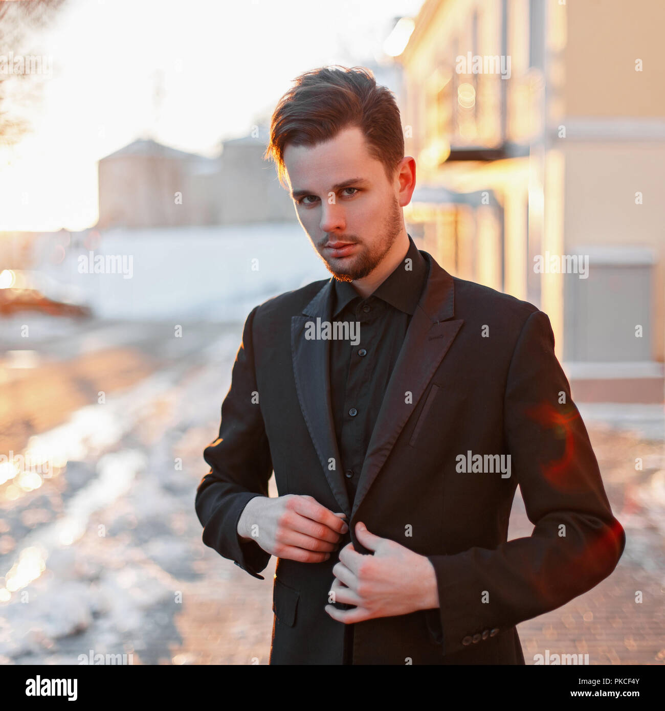 Handsome businessman au coucher du soleil Banque D'Images
