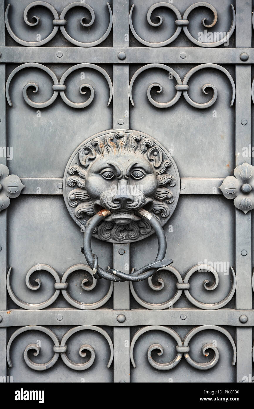 Portail en fer avec tête de lion comme heurtoir, au Musée National, Munich, Haute-Bavière, Bavière, Allemagne Banque D'Images