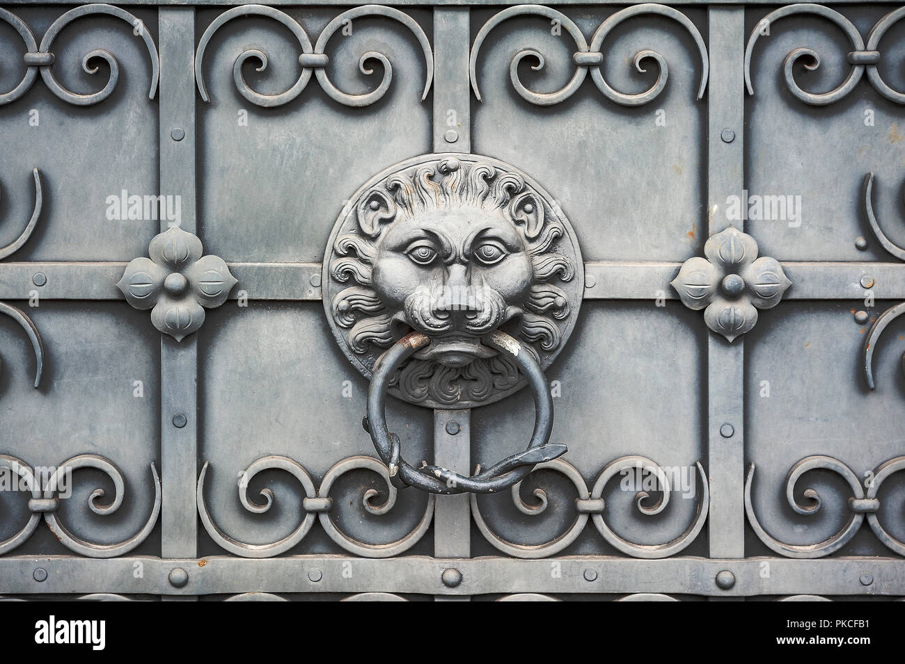 Portail en fer avec tête de lion comme heurtoir, au Musée National, Munich, Haute-Bavière, Bavière, Allemagne Banque D'Images