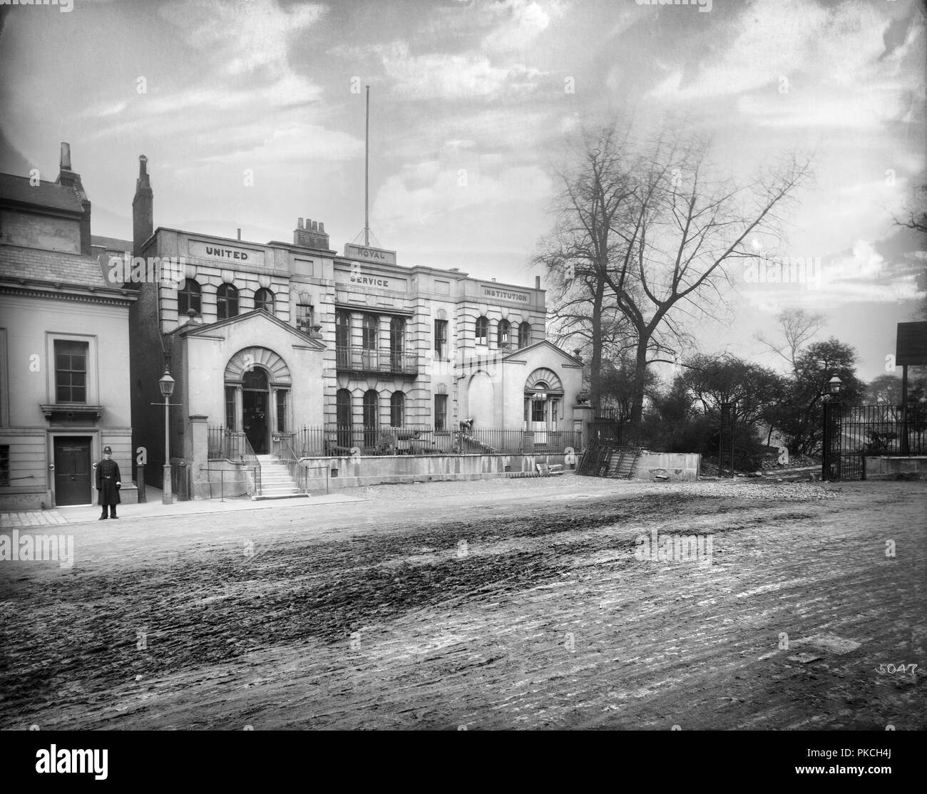 Royal United Services Institution, Horse Guards, avenue Westminster, Londres, 1884. Artiste : Henry Bedford Lemere. Banque D'Images