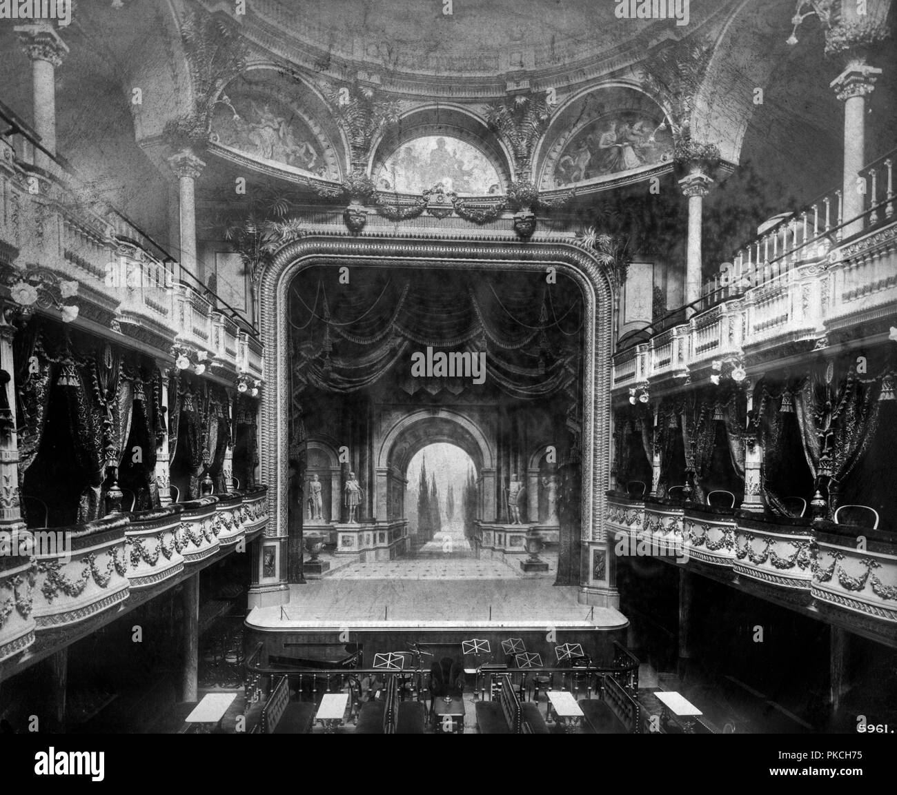 Pavilion Theatre de Londres, Piccadilly Circus, Westminster, Londres, 1885. Artiste : Henry Bedford Lemere. Banque D'Images
