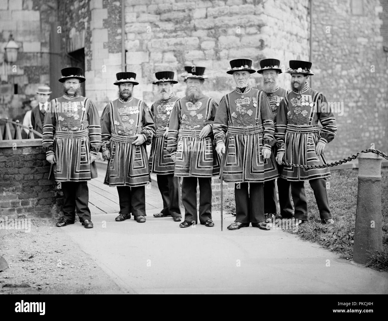 Gardiens Yeomen à la Tour de Londres, c1870-c1900. Artiste : York & Fils. Banque D'Images