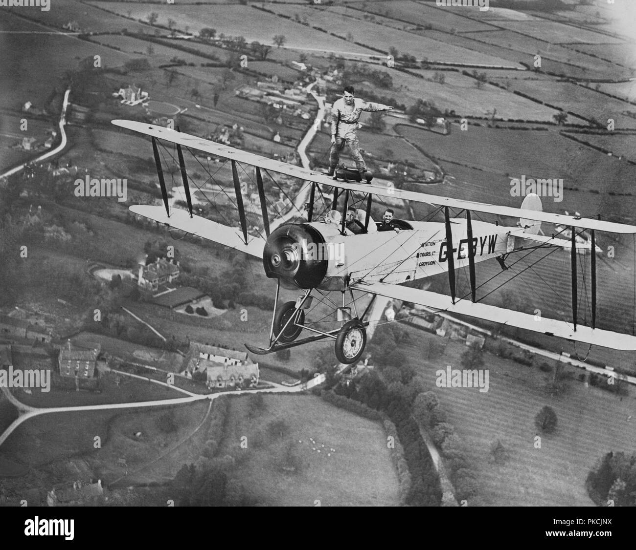 L'aile de l'homme marche sur un biplan Avro 504 sans faisceau, 20e siècle. Artiste : Aerofilms. Banque D'Images