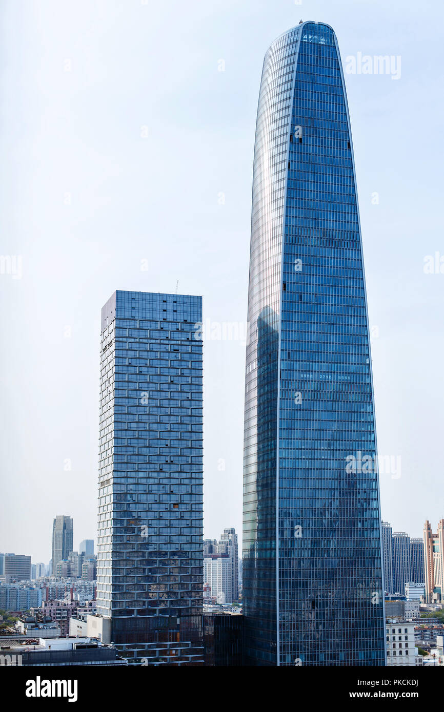 La perspective et l'angle de vue de dessous de verre fond texturé moderne bâtiment gratte-ciel sur blue cloudy sky Banque D'Images