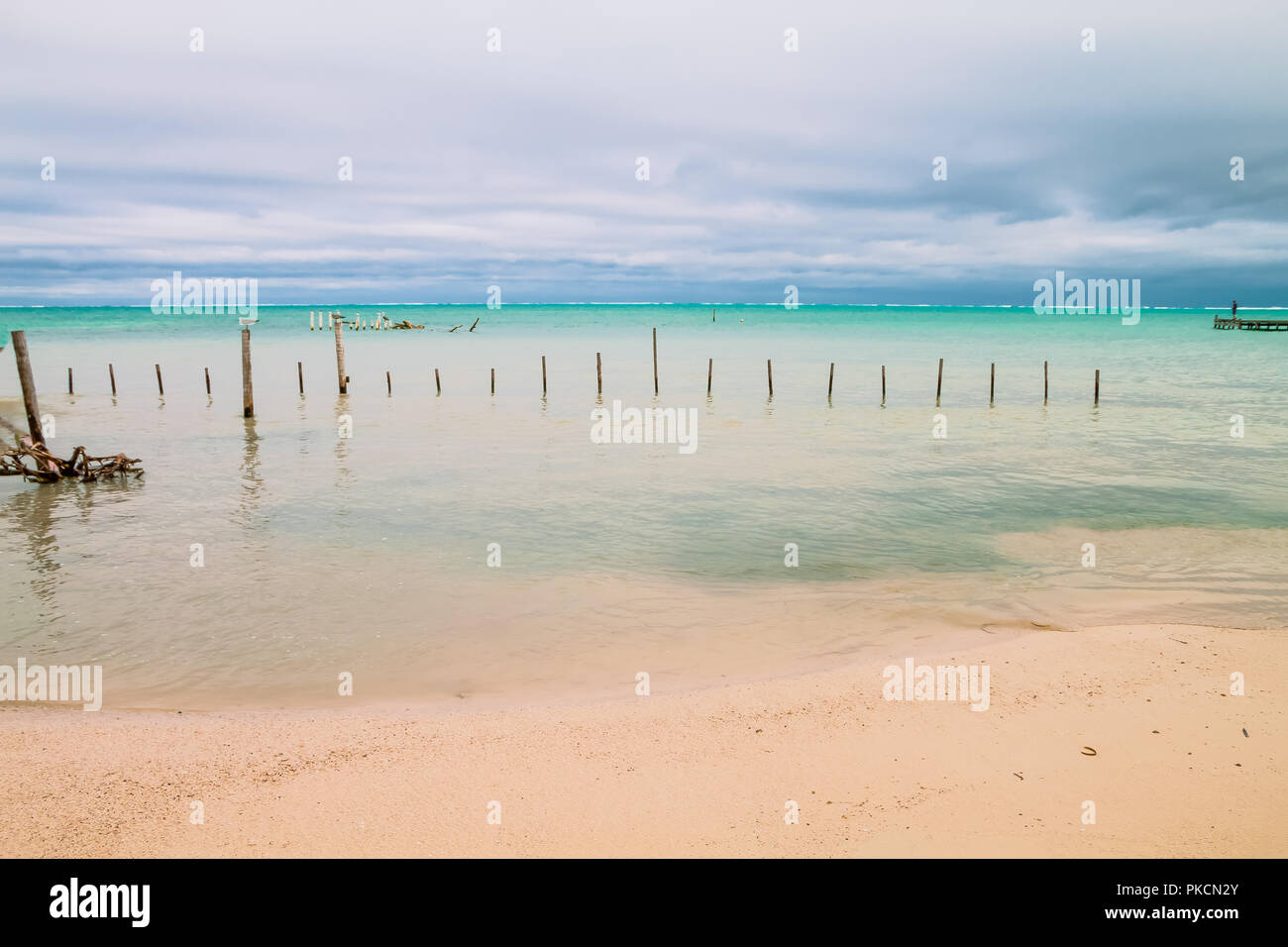 Homme regardant à l'horizon en face de la mer des Caraïbes un ciel couvert Banque D'Images