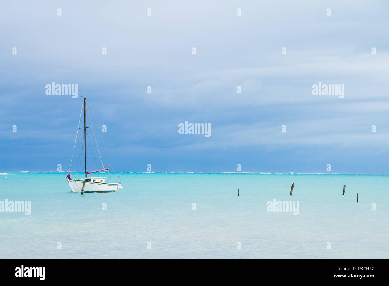 Petit bateau blanc, bollards et couvert de la mer des Caraïbes Banque D'Images