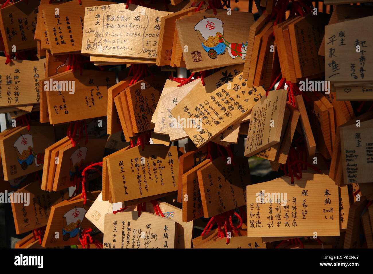 Des plaques lors d'Ema le temple Kiyomizu-dera à Kyoto. Les Japonais écrivent leurs souhaits sur l'Ema et l'accrocher sur le stand spécial à l'intérieur du temple. Banque D'Images