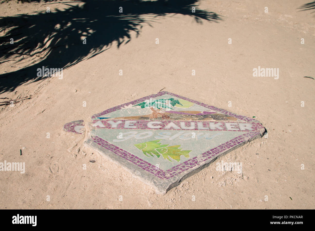 L'île de Caye Caulker aller lentement signe sur une journée ensoleillée Banque D'Images