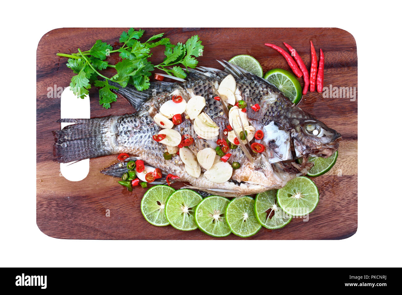 En streaming le poisson Tilapia au citron gingembre aigre épicée en tête et de chili sur butcher servi Appelez Pla Néant Nuang Manoaw en thaï isolé sur fond blanc. Banque D'Images