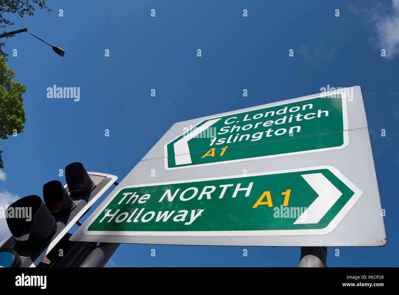 La signalisation routière indiquant des itinéraires dans des directions opposées sur l'A1 Banque D'Images