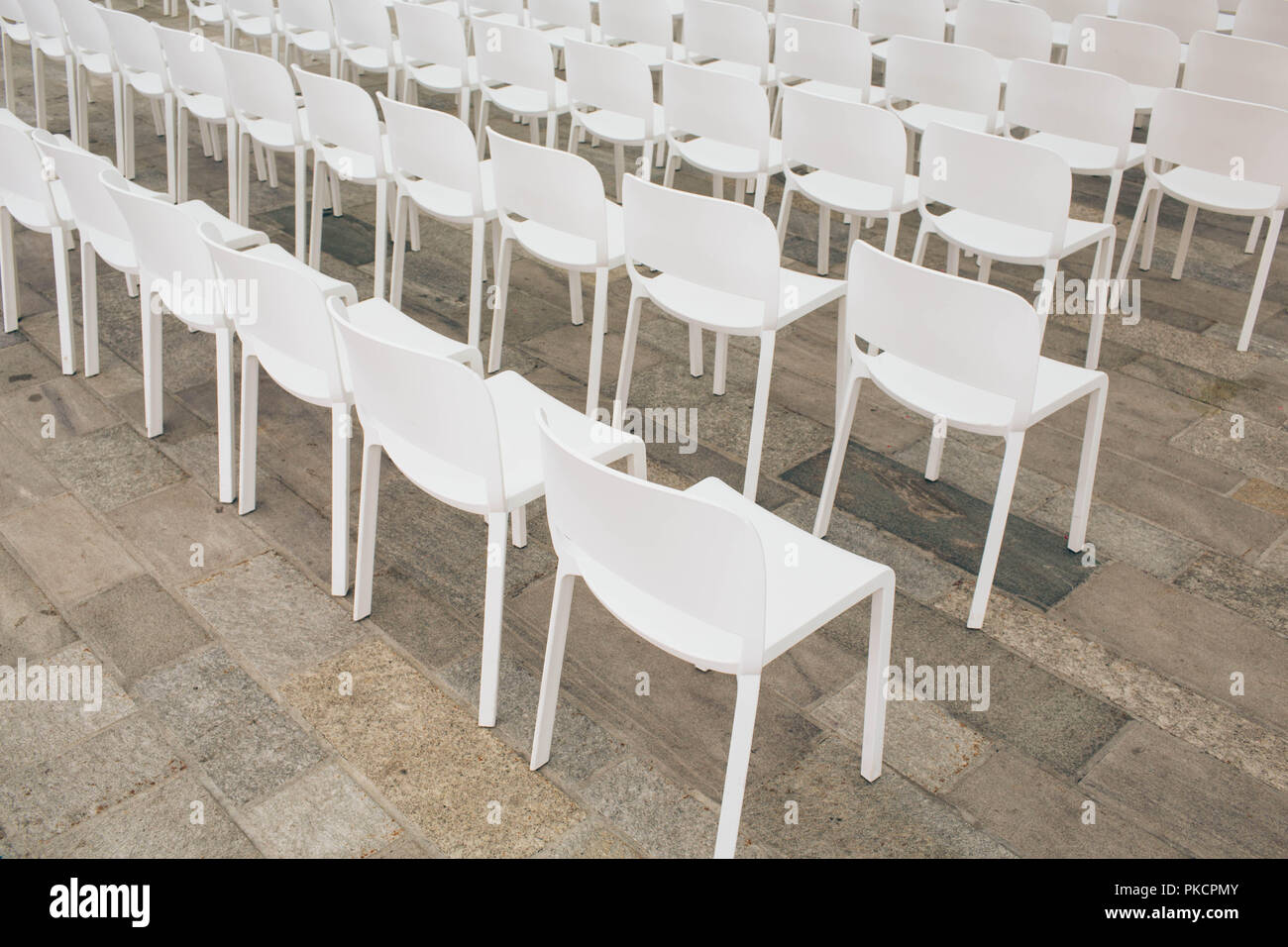 Beaucoup de chaises vides blanches consécutives, la préparation pour un concert, événement social Banque D'Images