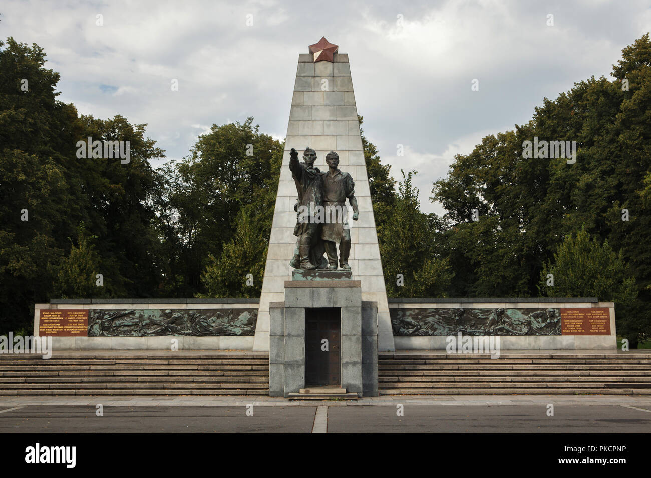 Mémorial de l'Armée rouge (Památník Rudé.armády 30) à Ostrava, République tchèque. Le mémorial conçu par les sculpteurs tchèque Karel Vávra et Konrád Babraj et architecte tchèque Jan Jírovec a été construit en 1945-1947 dans le jardins Komenského. Le mémorial de guerre sert également comme un mausolée pour 656 des soldats de l'Armée Rouge tombés lors de la libération d'Ostrava en avril 1945. Banque D'Images