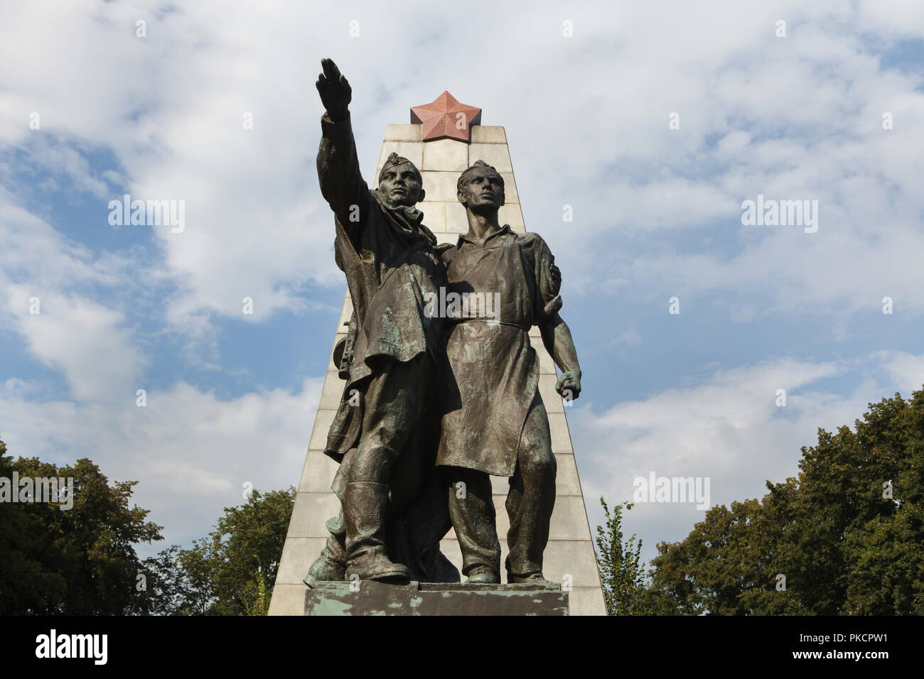 Mémorial de l'Armée rouge (Památník Rudé.armády 30) à Ostrava, République tchèque. Le mémorial conçu par les sculpteurs tchèque Karel Vávra et Konrád Babraj et architecte tchèque Jan Jírovec a été construit en 1945-1947 dans le jardins Komenského. Le mémorial de guerre sert également comme un mausolée pour 656 des soldats de l'Armée Rouge tombés lors de la libération d'Ostrava en avril 1945. Banque D'Images