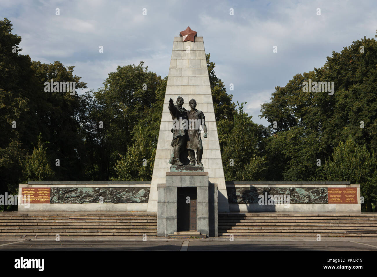 Mémorial de l'Armée rouge (Památník Rudé.armády 30) à Ostrava, République tchèque. Le mémorial conçu par les sculpteurs tchèque Karel Vávra et Konrád Babraj et architecte tchèque Jan Jírovec a été construit en 1945-1947 dans le jardins Komenského. Le mémorial de guerre sert également comme un mausolée pour 656 des soldats de l'Armée Rouge tombés lors de la libération d'Ostrava en avril 1945. Banque D'Images