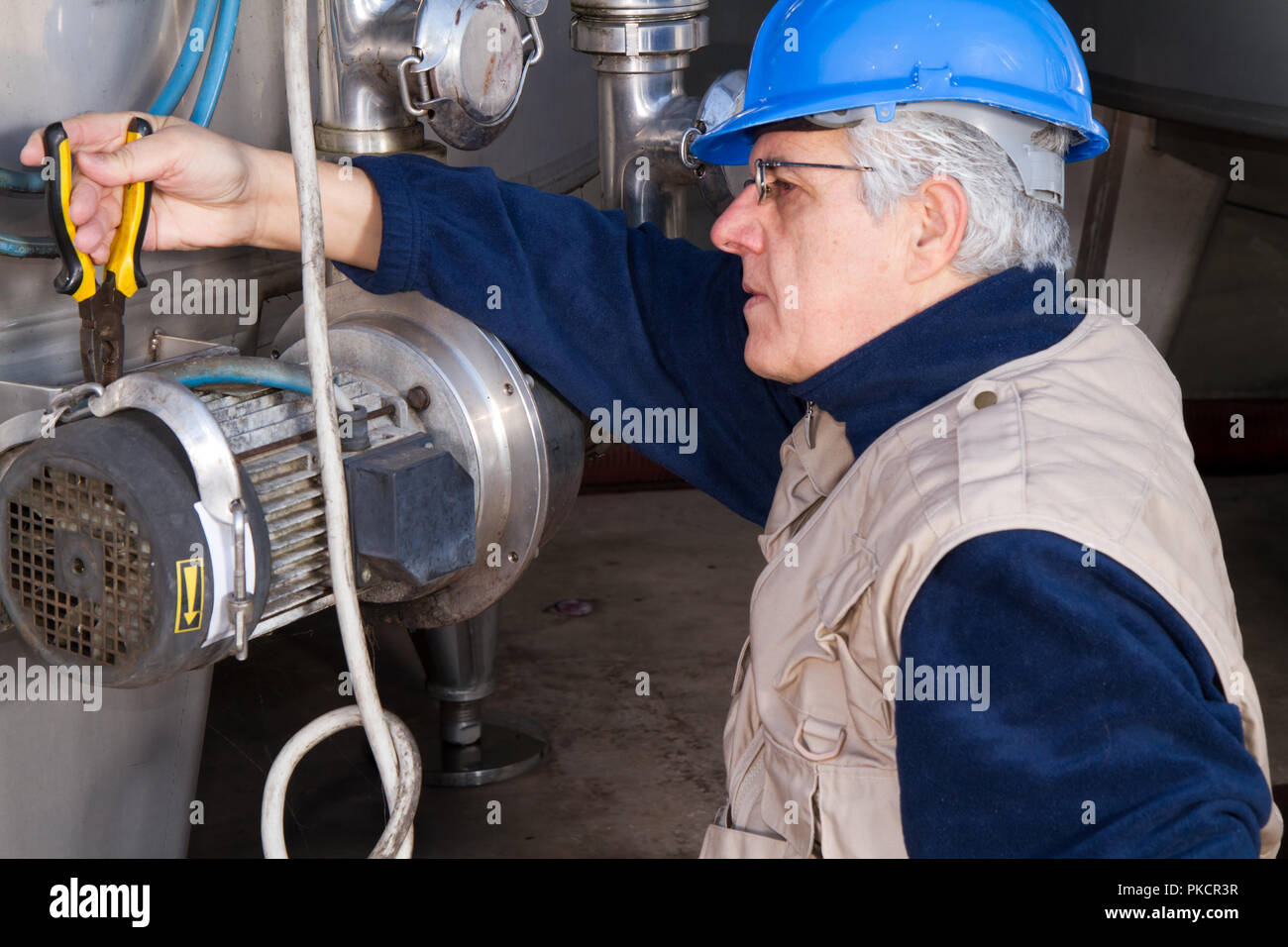 Réparateur pendant des travaux de maintenance Banque D'Images