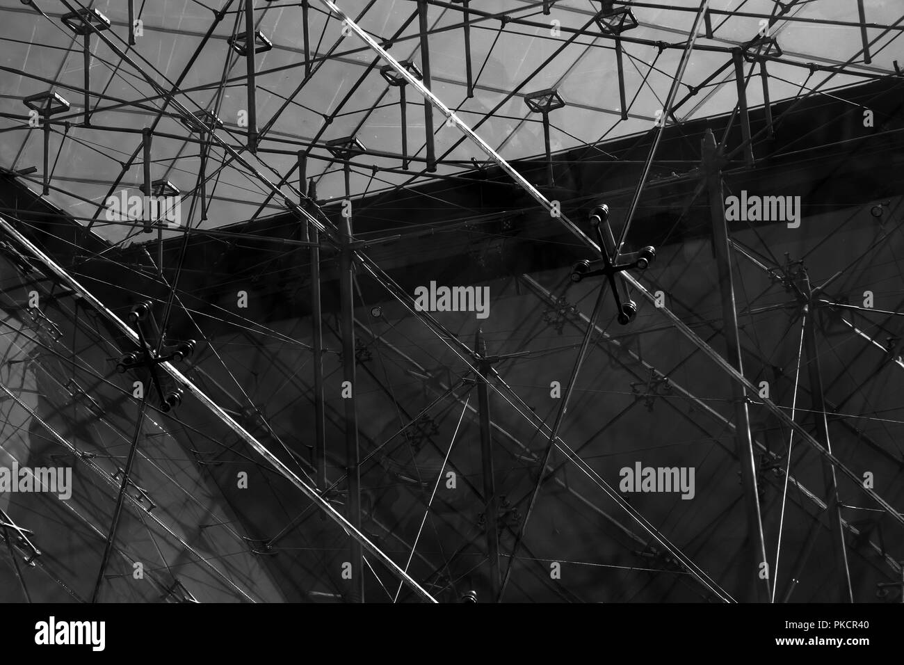 Les modèles noir et blanc de la Pyramide du Louvre à Paris Banque D'Images