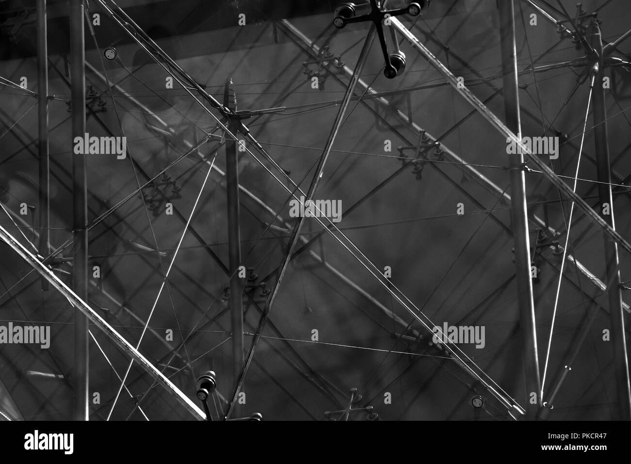 Les modèles noir et blanc de la Pyramide du Louvre à Paris Banque D'Images