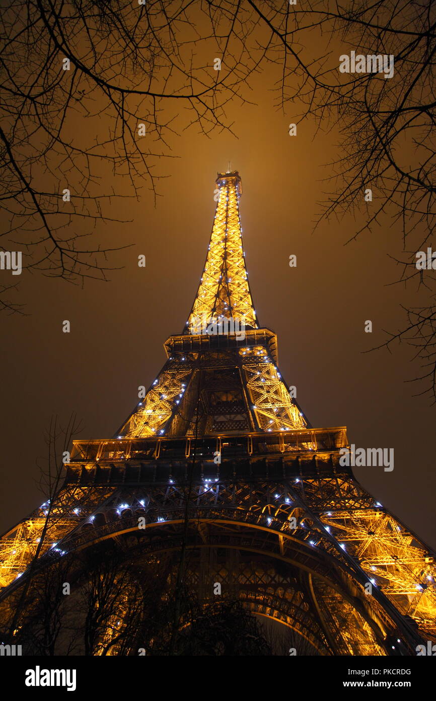 Parc de neige romantique près de la Tour Eiffel, Paris (France). Banque D'Images