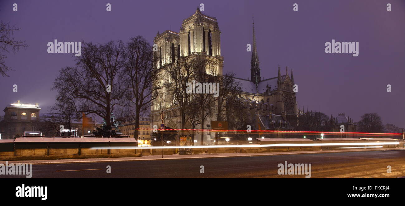 D'énormes 'Notre Dame de Paris' de Paris by night Banque D'Images