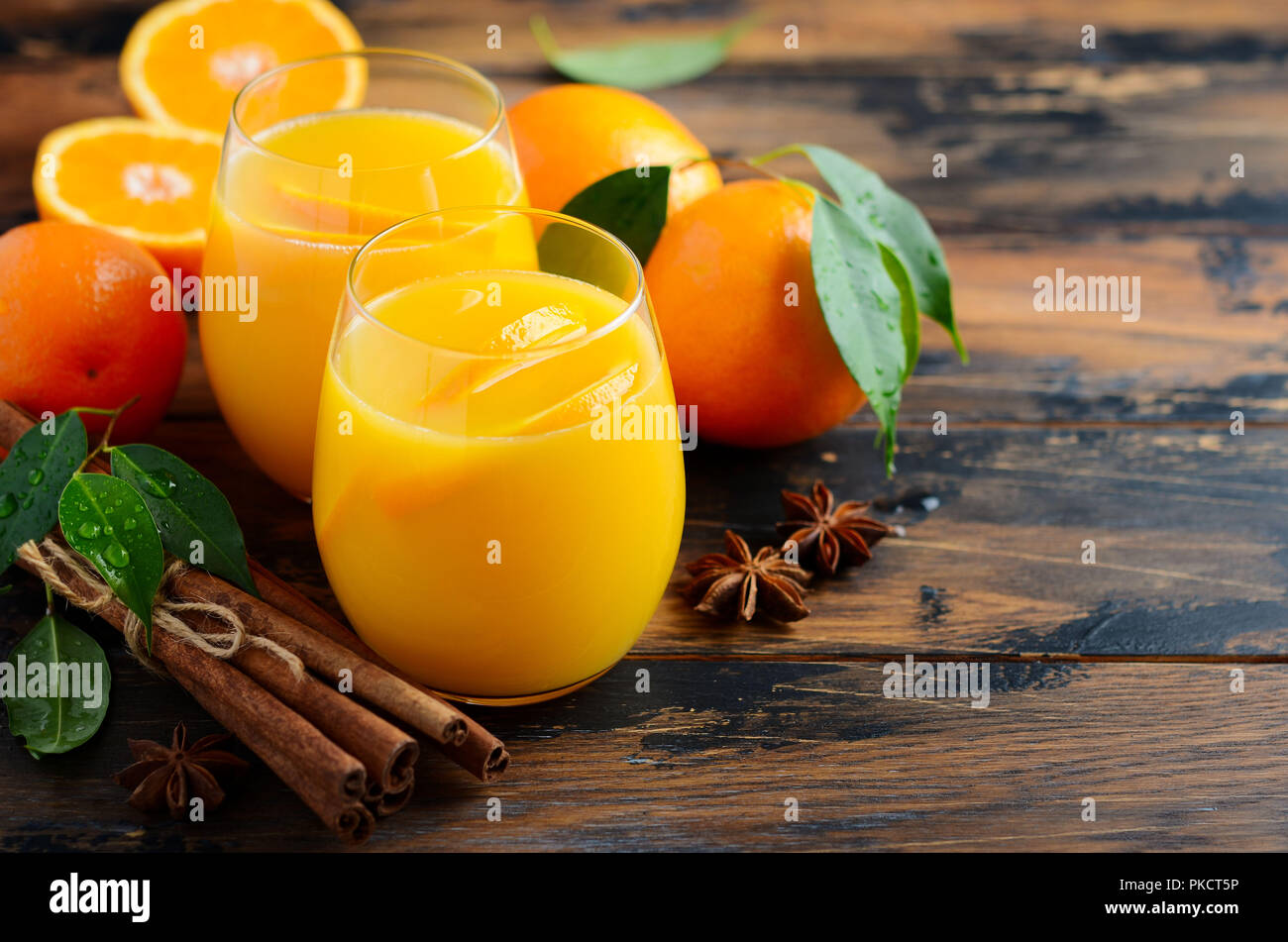 Automne Hiver chaud cocktail Punch orange épicé de cannelle et de girofle Anis Selective Focus Banque D'Images