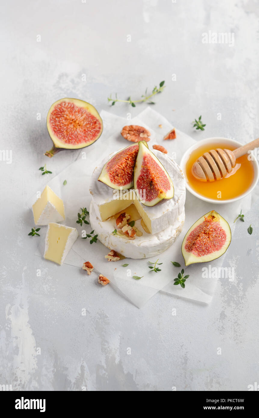 Brie ou camembert aux figues, le thym, le miel et les noix, selective focus. Banque D'Images