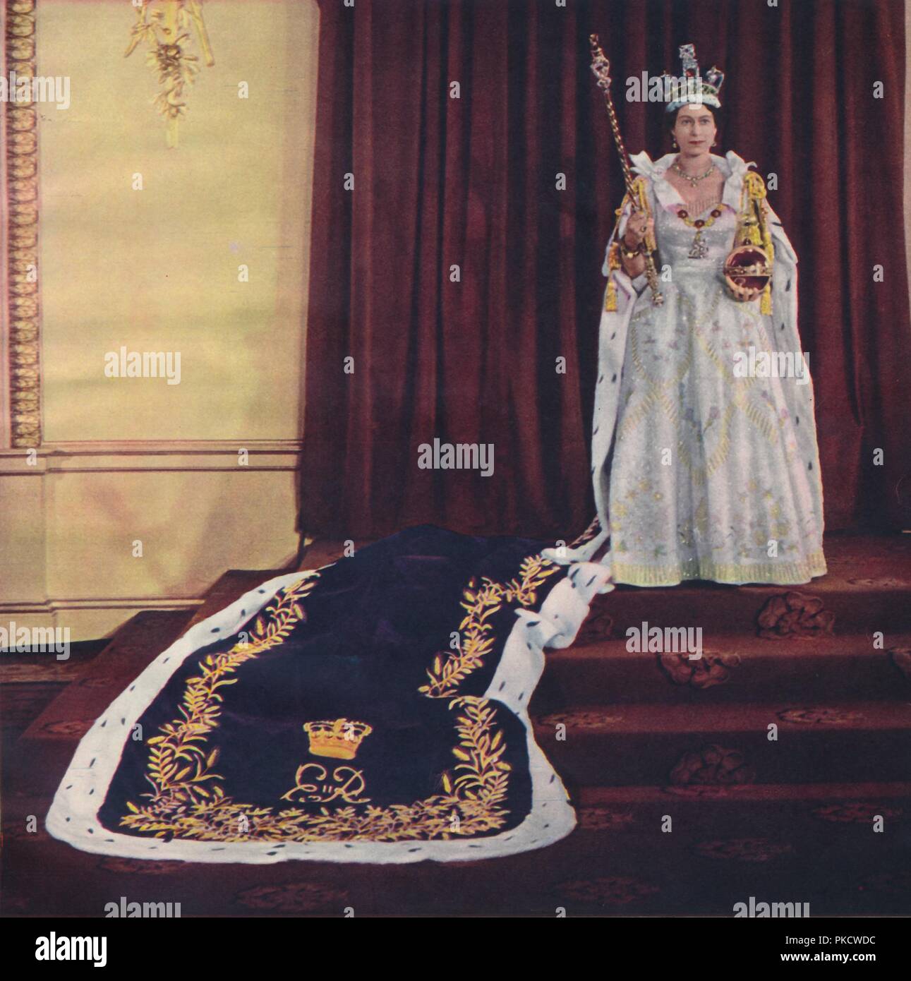 La reine Elizabeth II à coronation robes, 1953. Artiste : Henry Sterling Nahum Baron. Banque D'Images
