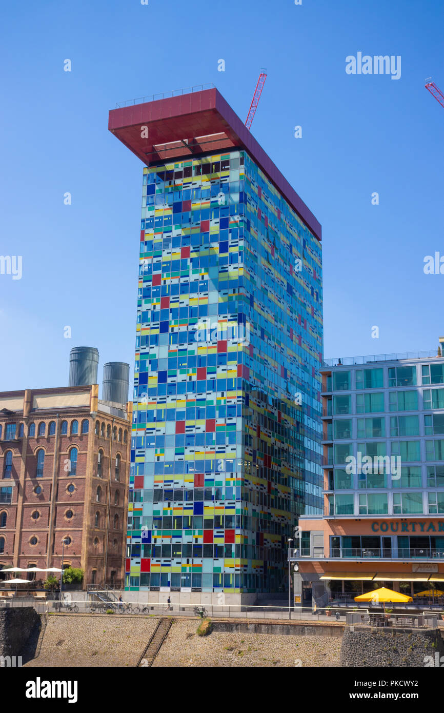 Le Colorium Hôtel dans le port des médias de la ville de Düsseldorf en Allemagne. Banque D'Images