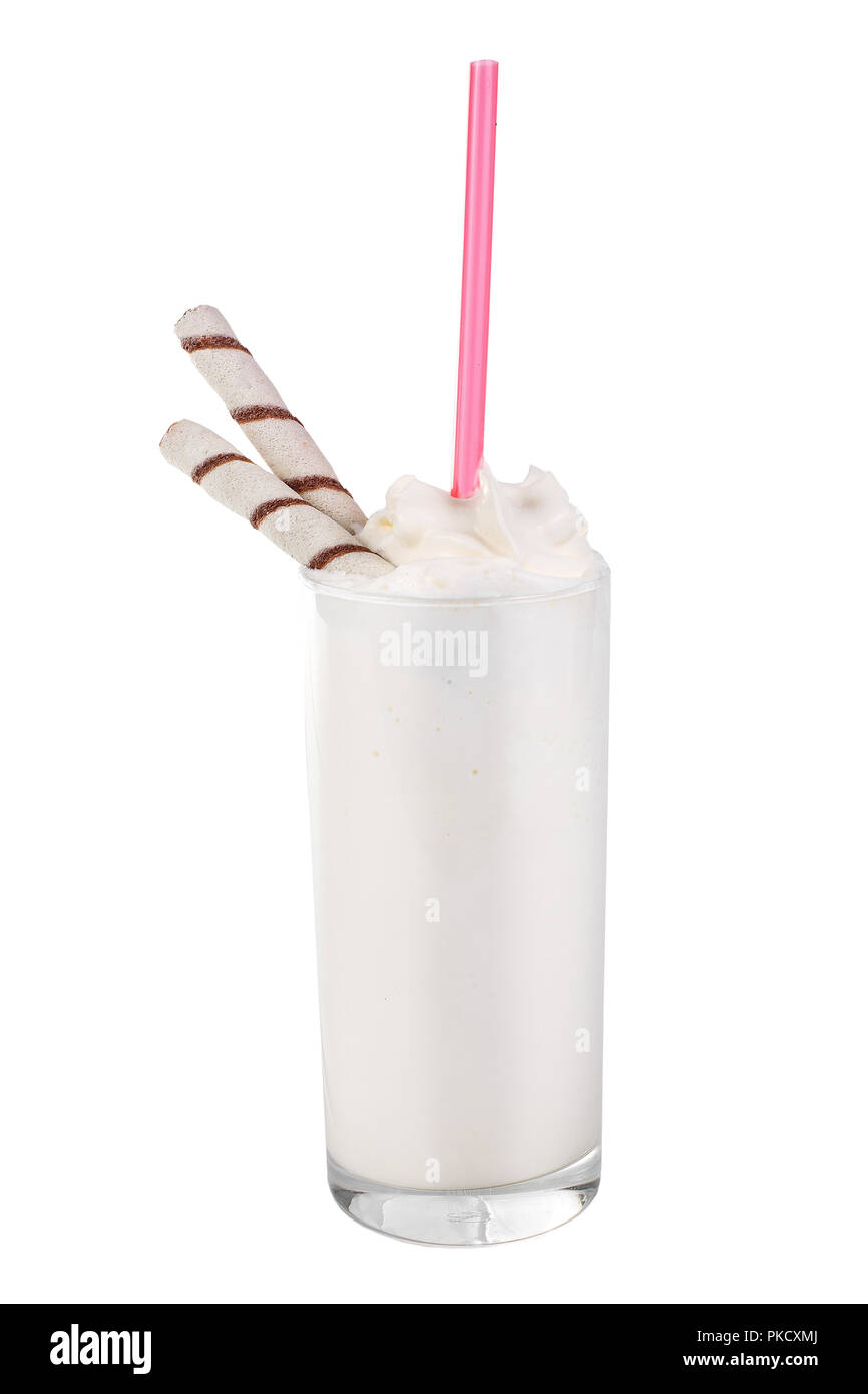 Cocktail de lait avec conduit de wafer, paille rose, isolé sur fond blanc dans un verre haut et crème fouettée, vanille, side view Banque D'Images