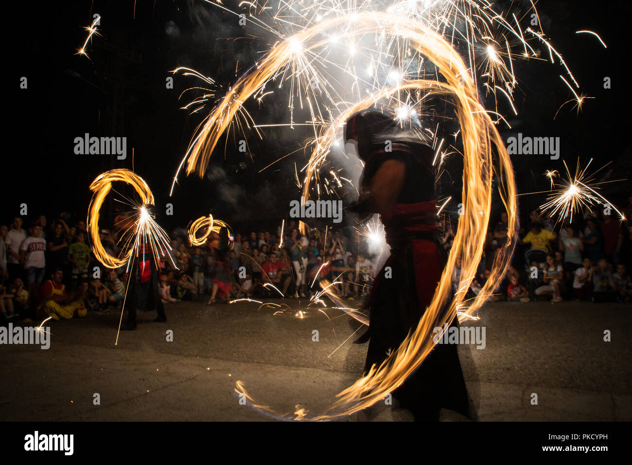 Djurdjevo, Serbie - Septembre 07, 2018 Photo : avec danse artistes feu d'artifice de divertissement, avec une foule de jongler avec des torches. Banque D'Images